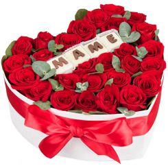 Коробка в форме сердца с розами